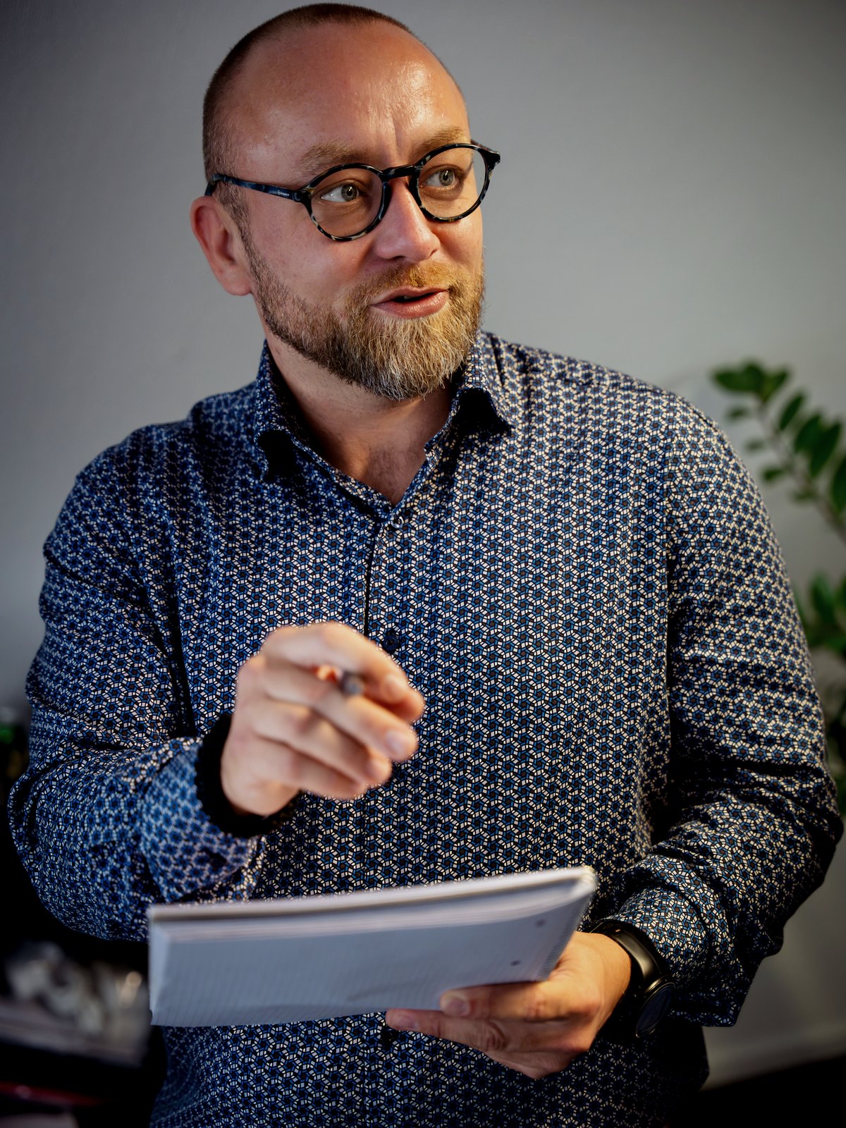 Portræt af en rådgiver, der forklarer noget med et dokument i hånden.